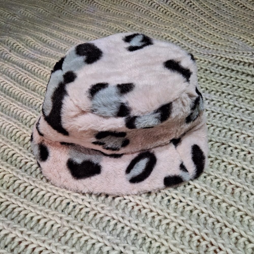An unbranded pink leopard print fur bucket hat. OSFM.